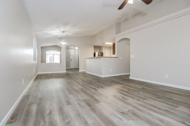 Foto del edificio - 16271 W Pioneer St
