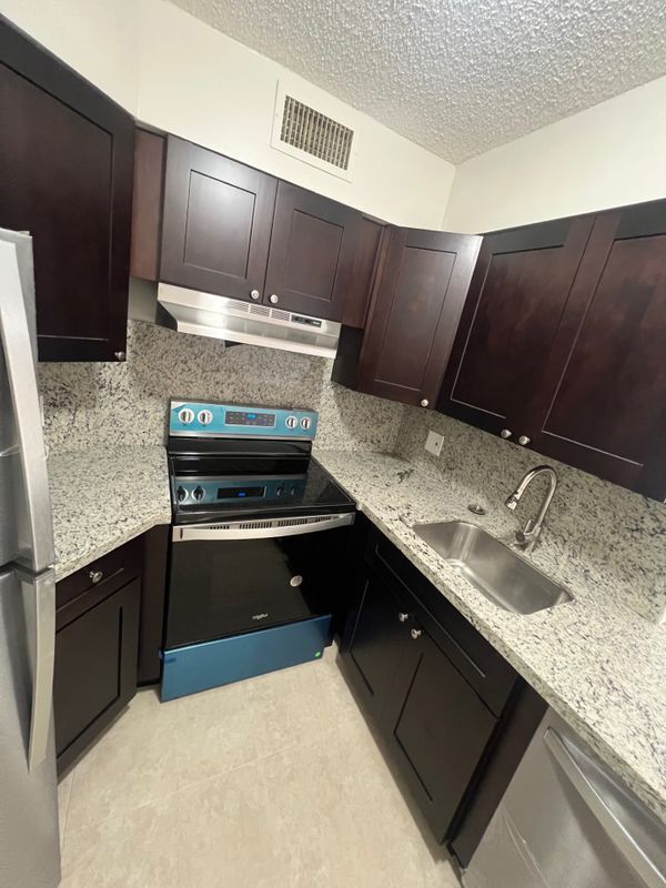 Foto del edificio - 212 Lake Pointe Dr