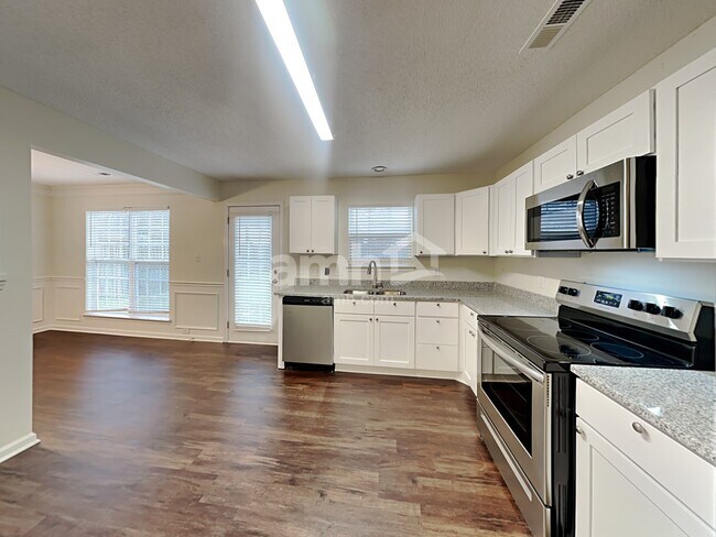 Foto del edificio - 8223 Fox Swamp Rd