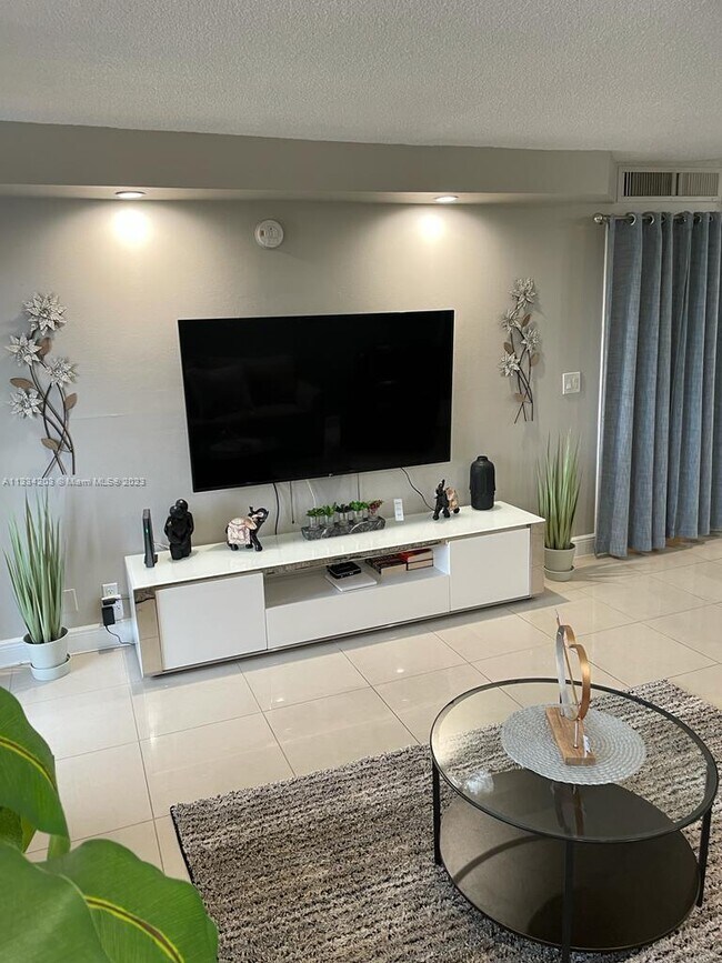 Foto del edificio - 301 Golden Isles Dr