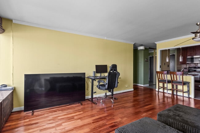 Building Photo - 3930 N Pine Grove Ave