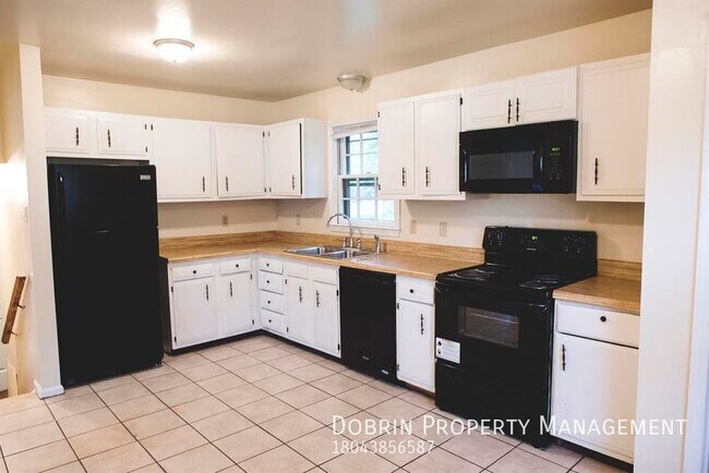 Building Photo - RENOVATED and SPACIOUS 5BD