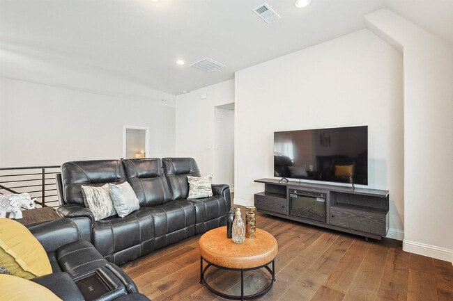 Building Photo - 2346 Perdue Ave