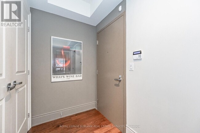 Photo du bâtiment - 3500 Lakeshore Rd W