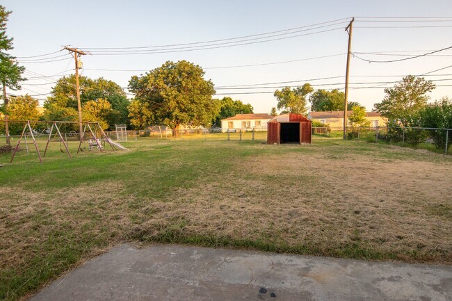 Building Photo - 3 Bedroom 1 Bath