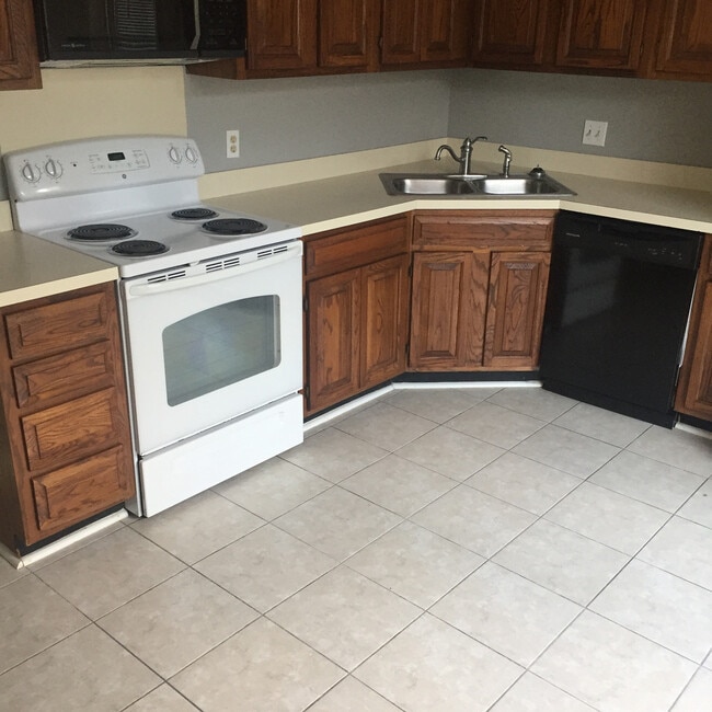 Building Photo - Green Hills CONDO PRIME location!!!!
