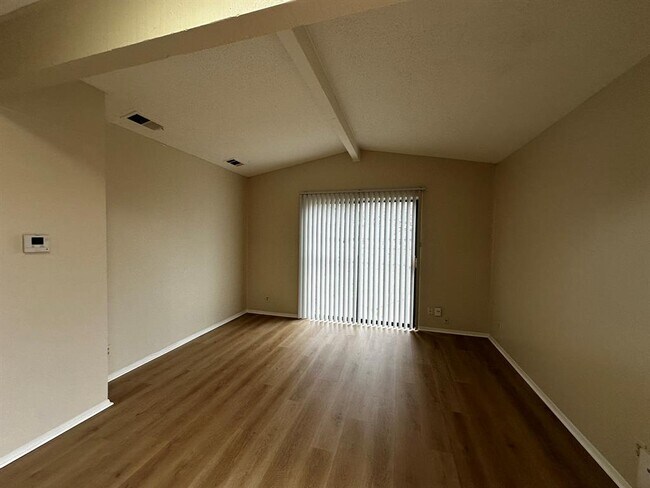 Foto del edificio - 5802 Emerald Forest Dr