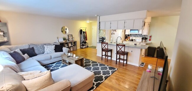 Building Photo - Centrally located, elegantly updated 2-bedroom & 1-bath 1st fl condo
