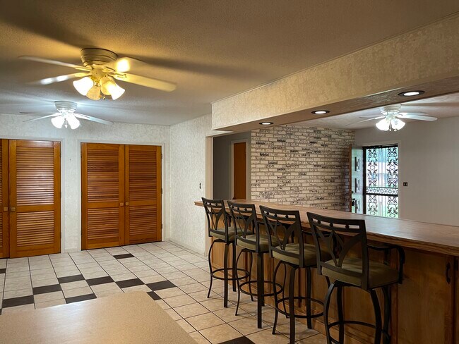 Foto del edificio - 102 Oaklawn Cir
