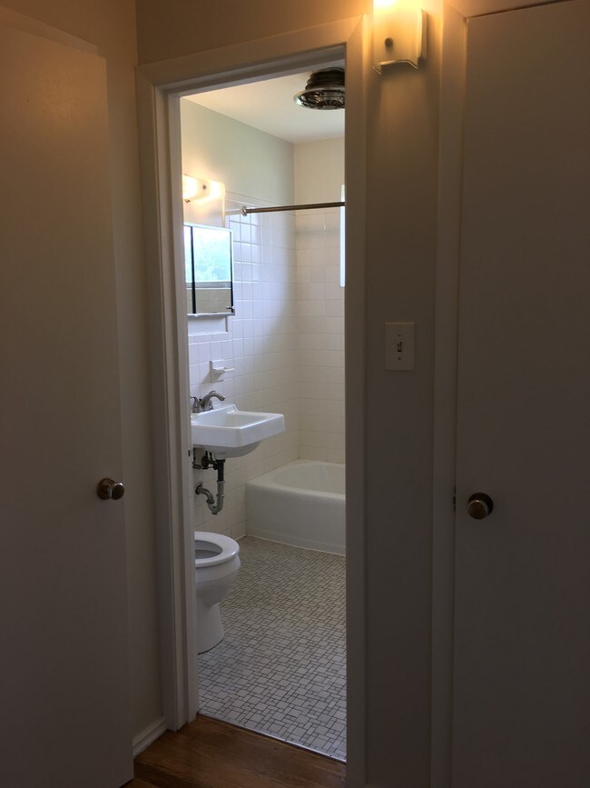 Foto del edificio - 2223 Laurel Ave