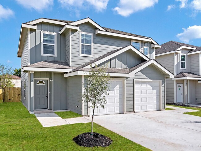 Foto del edificio - Modern 3-Bedroom Duplex with Garage & Private Yard