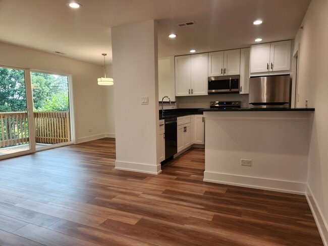 Building Photo - 915 S Ct of Shorewood