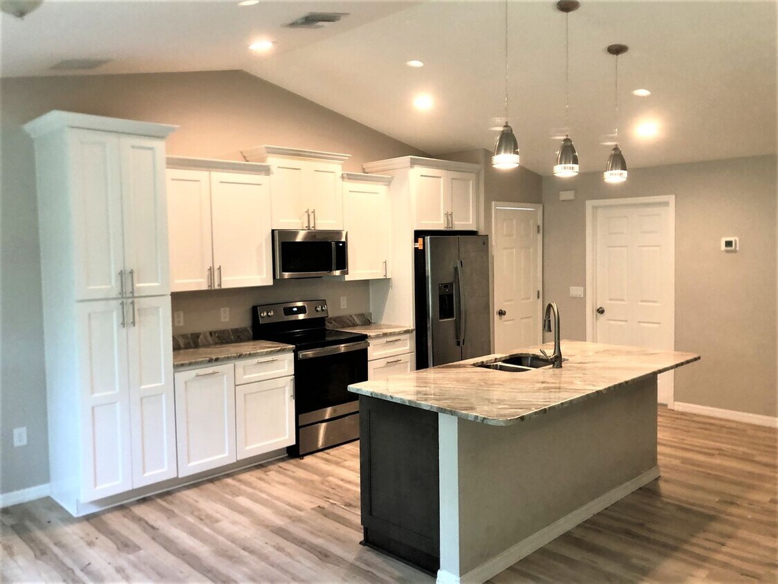 Foto principal - Weeki Wachee 4BR/2BA Home For Rent!