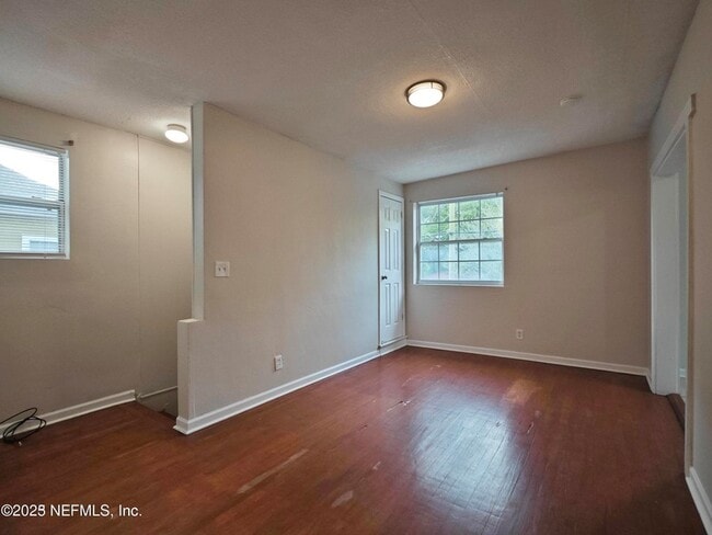 Building Photo - 1337 W 23rd St
