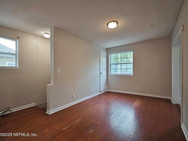 Foto del edificio - 1337 W 23rd St
