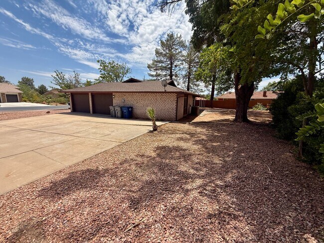 Building Photo - Remodeled Three Bedroom Home in Desirable Bloomington