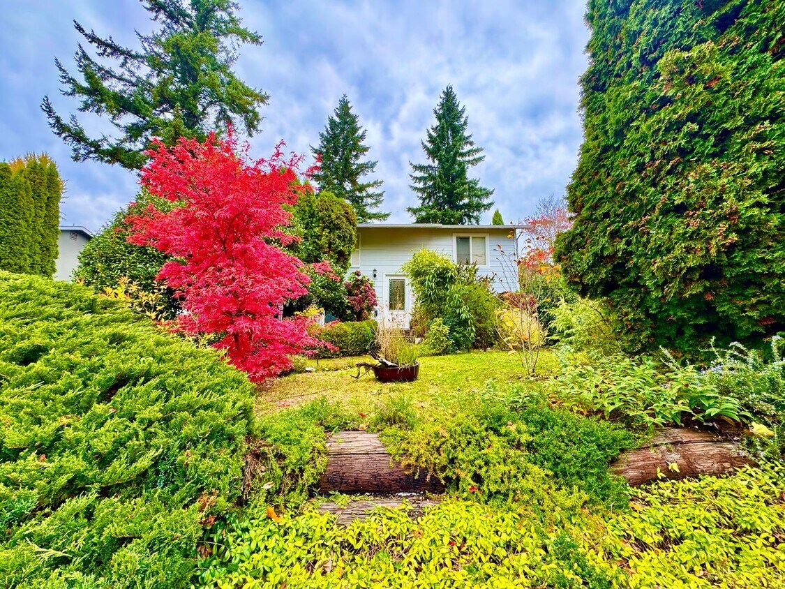 Primary Photo - Fully Furnished Home with Beautiful Backya...