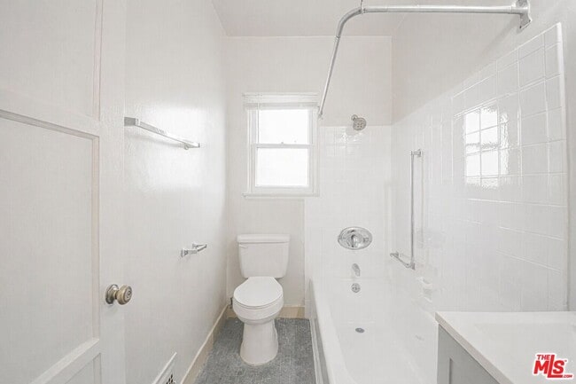 Building Photo - 537 S Kenmore Ave