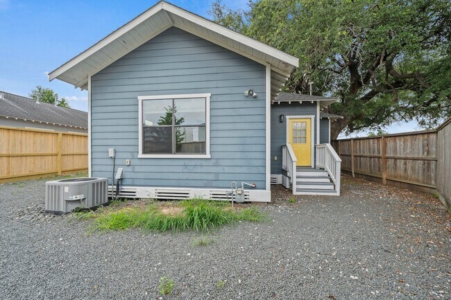 Building Photo - 4734 Bell St