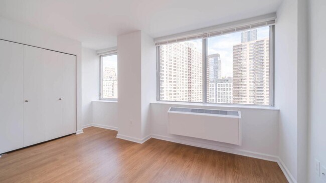 Foto del edificio - 180 Riverside Blvd