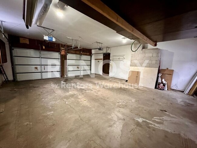 Building Photo - 5 Bedroom 3 Bathroom Single Family Home in Burnsville