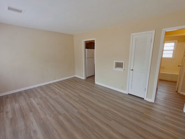 Foto del edificio - 1548 N Pinecrest Ave