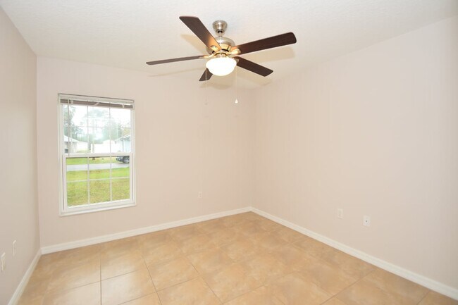 Foto del edificio - All Tiled Home with private back yard