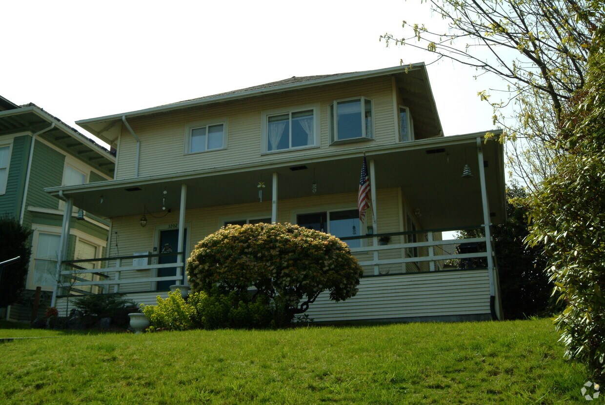 Building Photo - 3202 Grand Ave