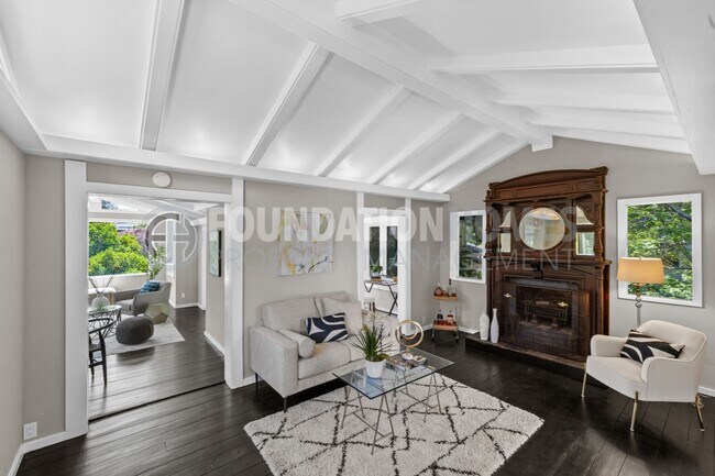 Building Photo - Charming 3 bed/2.5 bath in the heart of do...