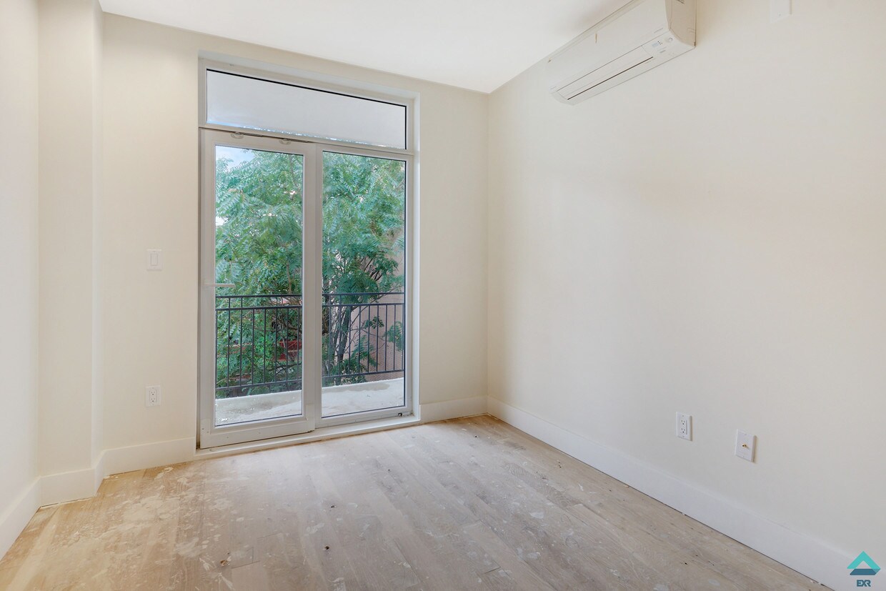 Foto principal - 1004 Gates Ave
