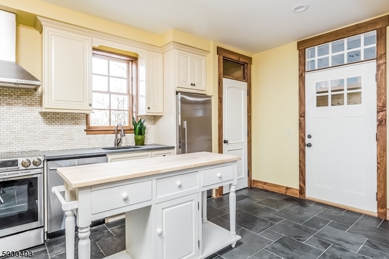 4 E Main St, Mendham, NJ 07945 Room for Rent in Mendham, NJ