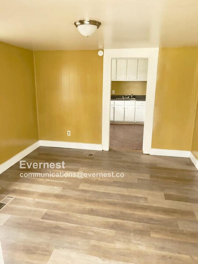 Building Photo - Cozy 3-Bedroom Home with Great Comforts / ...