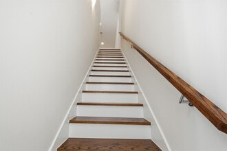Building Photo - 5519 Paraiso Pl