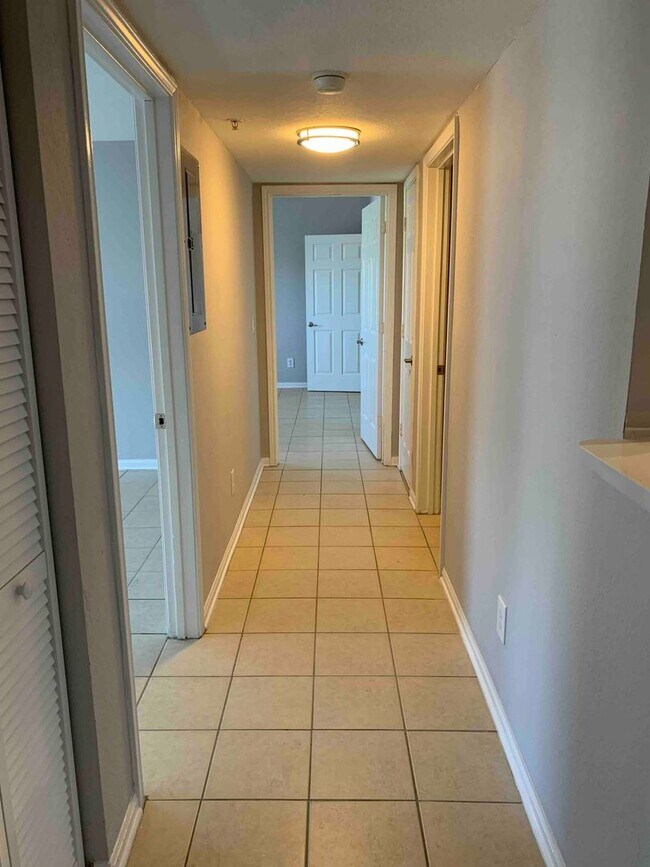 Foto del edificio - Newly Upgraded and Spacious 2B/2B Unfurnis...