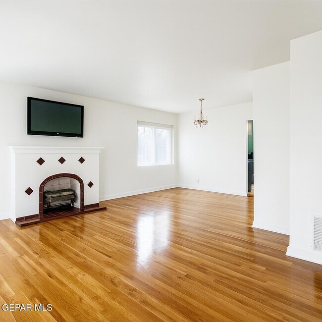 Foto del edificio - 2211 N Campbell St