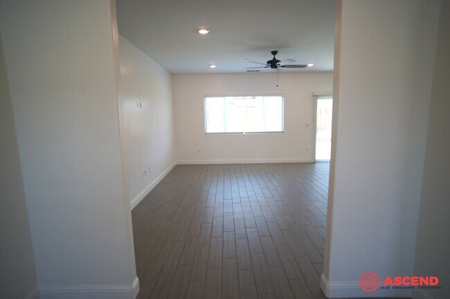 Foto del edificio - 4 Bedroom House in Gossamer Grove!