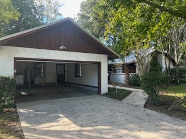 Foto del edificio - Spacious 3-Bedroom Home with Fenced Yard &...