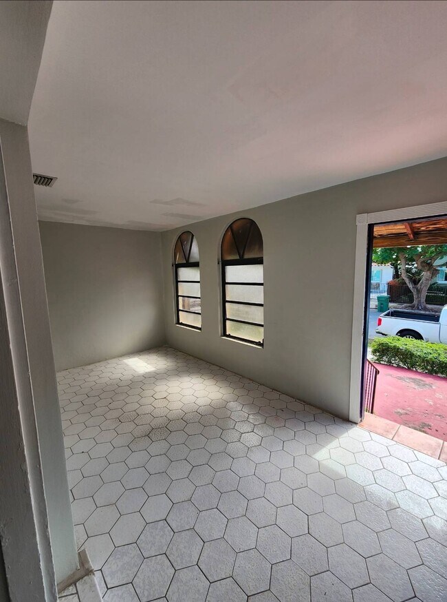 Foto del edificio - 2369 SW 17th St