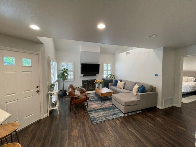 Foto del edificio - **Coming Soon** 2-Level Loft Condo with Re...