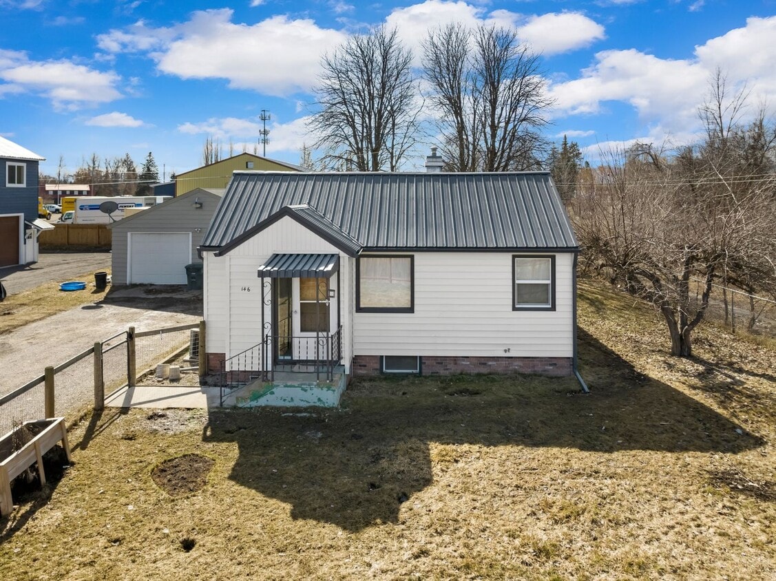 Primary Photo - Charming Bungalow in Evergreen