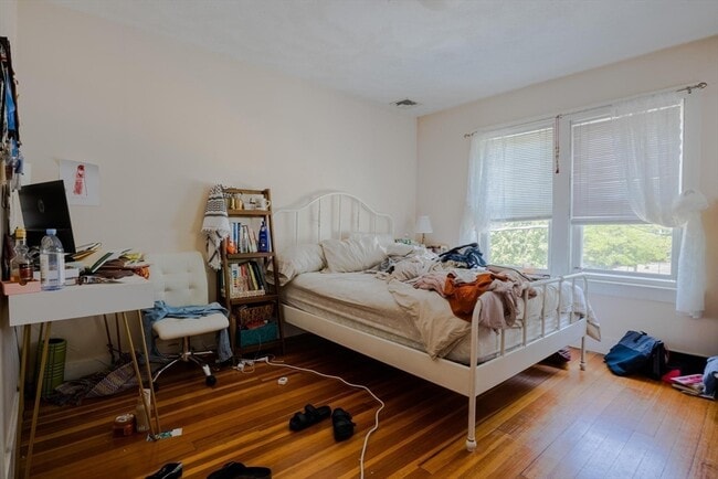 Building Photo - 130 Capen St