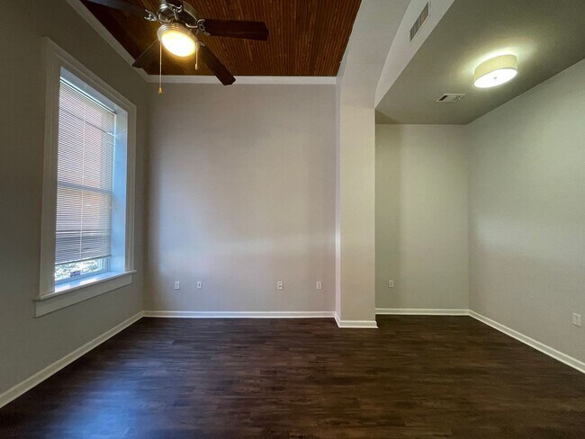 Building Photo - Stunning Two Bedroom Apartment in the Hear...