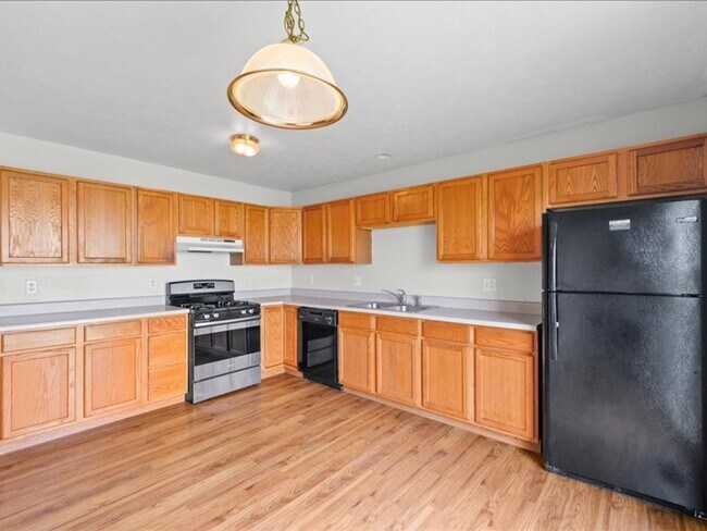Foto del edificio - Affordable 3-Bedroom, 1.5-Bath Townhome in...