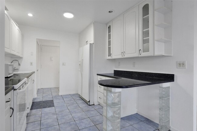 Building Photo - 10 Secora Rd