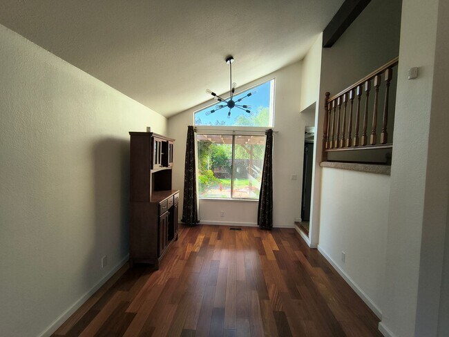 Foto del edificio - BEAUTIFUL TWO LEVEL 4BD/3BA HOME AVAILABLE IN MILPITAS, CA !!!!!!
