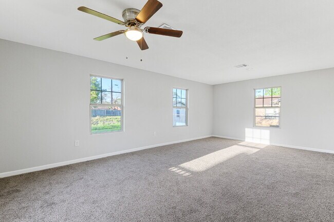 Foto del edificio - Coming soon Available 7/10/2026 986 Dewalt St