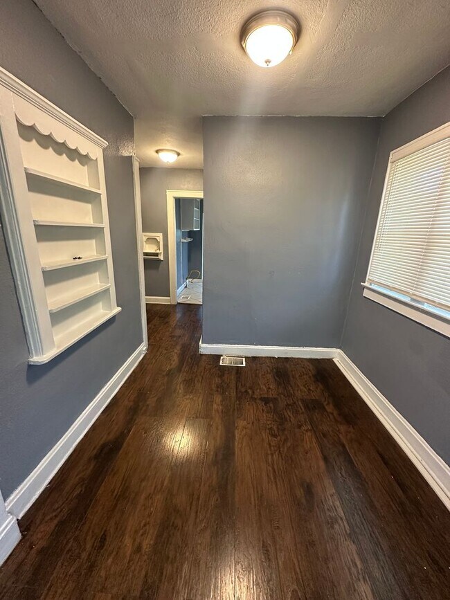 Building Photo - 2 Bedroom 1 Bath