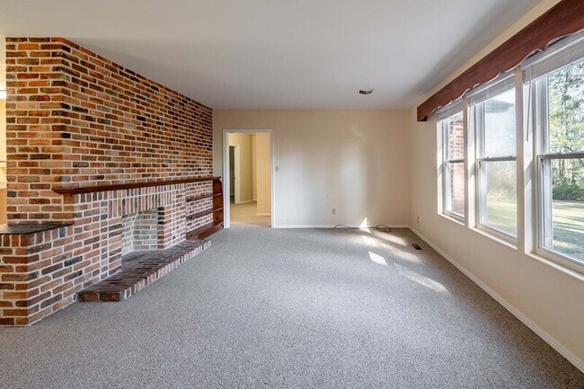 Building Photo - 2818 Lakeshore Dr