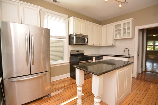 Foto del edificio - 1635 N Maplewood Ave