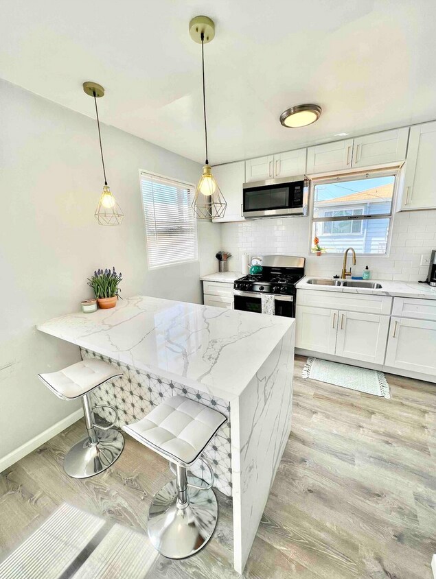 Primary Photo - Fully Furnished 2BR Home with Huge Yard & ...